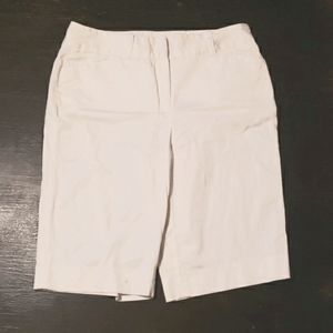 ANNE KLEIN WHITE FLAT FRONT SHORTS, SIZE 10. STRAIGHT LEGGED!